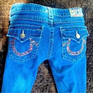 JOEY FLARE JEAN features classic ‘U’ in dazzling rhinestone